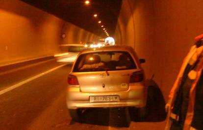Vozačica ostala bez goriva pa ostavila auto u tunelu