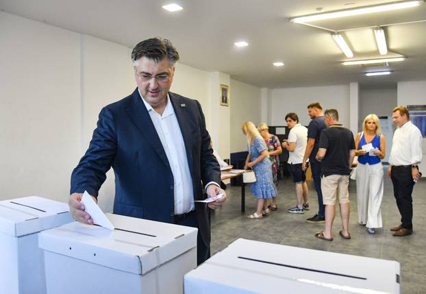 Zagreb: Kandidat za predsjednika Hrvatske demokratske zajednice Andrej Plenković glasovao na unutarstranačkim izborima HDZ-a