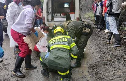 Odron tla u Kolumbiji zatrpao autobus: Najmanje 33 mrtvih