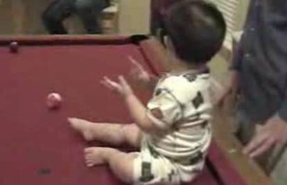 Beba demonstrira talent i profesionalno baca kugle