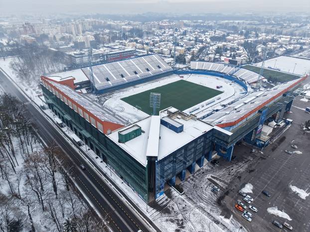 Pogled iz zraka na snijegom prekriveni stadion u Maksimiru