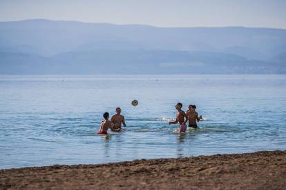 FOTO Vrući dani u Omišu: Bablje ljeto vratilo ljude na plaže!