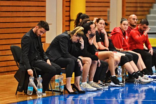 Selen Erdemová, trenérka, Antalya, hráčky, basketbalistky, sportovkyně, smutek, zklamání