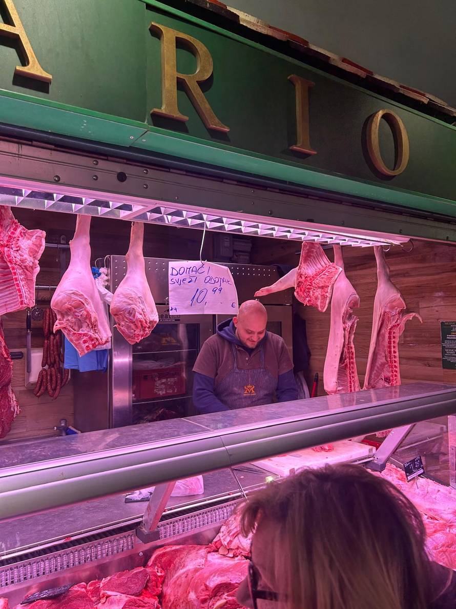 FOTO Gužva na tržnici Dolac: Najviše se kupuju odojci i zelje, a ovo su novogodišnje cijene...