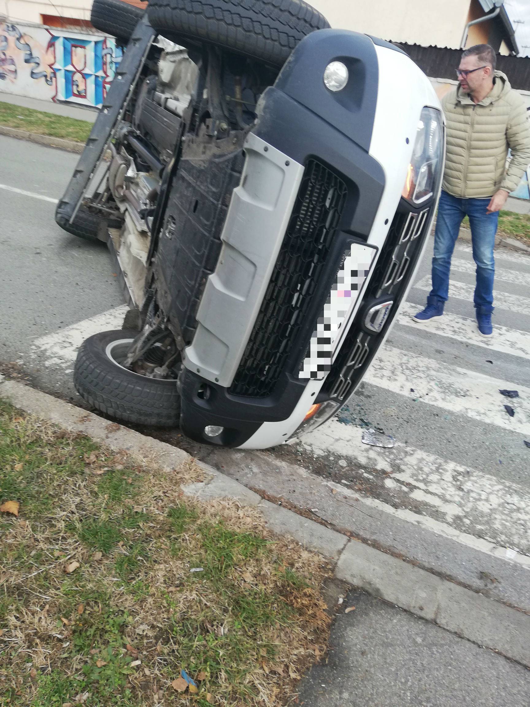 Prolaznici izvlačili vozača iz auta, srećom nije ozlijeđen