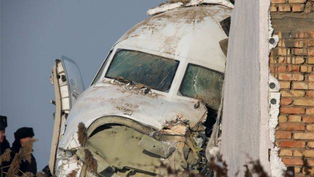 Avion s 98 putnika zabio se u zgradu, najmanje 15 mrtvih