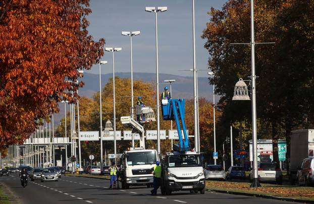 Zagreb: 56 dana do Božića - započelo dekoriranje prometnica