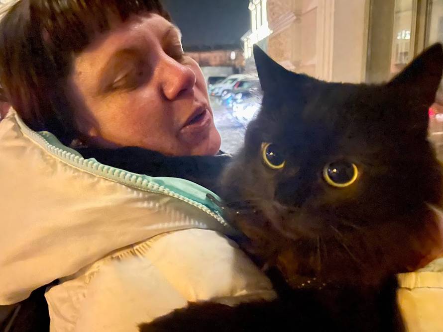 Stare, zle budale nisu naučile ono što ova izbjegla curica na kolodvoru odavno zna: Ljubav.