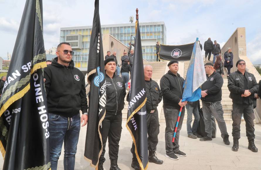 Split: Polaganjem vijenaca i paljenjem svijeća obilježena 34. godišnjica osnutka IX Bojne HOS-a