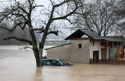 Zbog obilnih kiša i vjetra, na teren izašlo 138 vatrogasaca