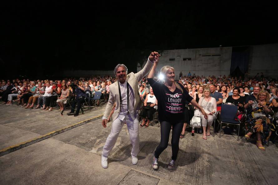 Radolfija raznježila unuka Ema (6): Donijela mu buket na binu