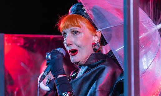 FOTO Koncert u Dubrovniku: Josipa Lisac skrivala se ispod ki&scaron;obrana na bini na Orsuli