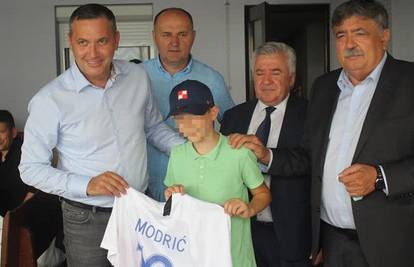 Delegacija HNS-a posjetila putnike kosovskog autobusa: Darovali djeci dresove i lopte