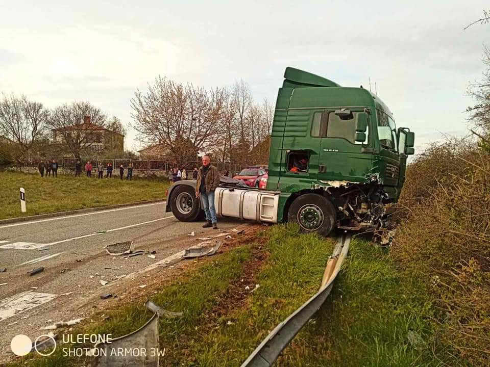 Detalji užasa kod Žminja: Zbog prevelike brzine podletjeli pod kamion, vozač teško ozlijeđen