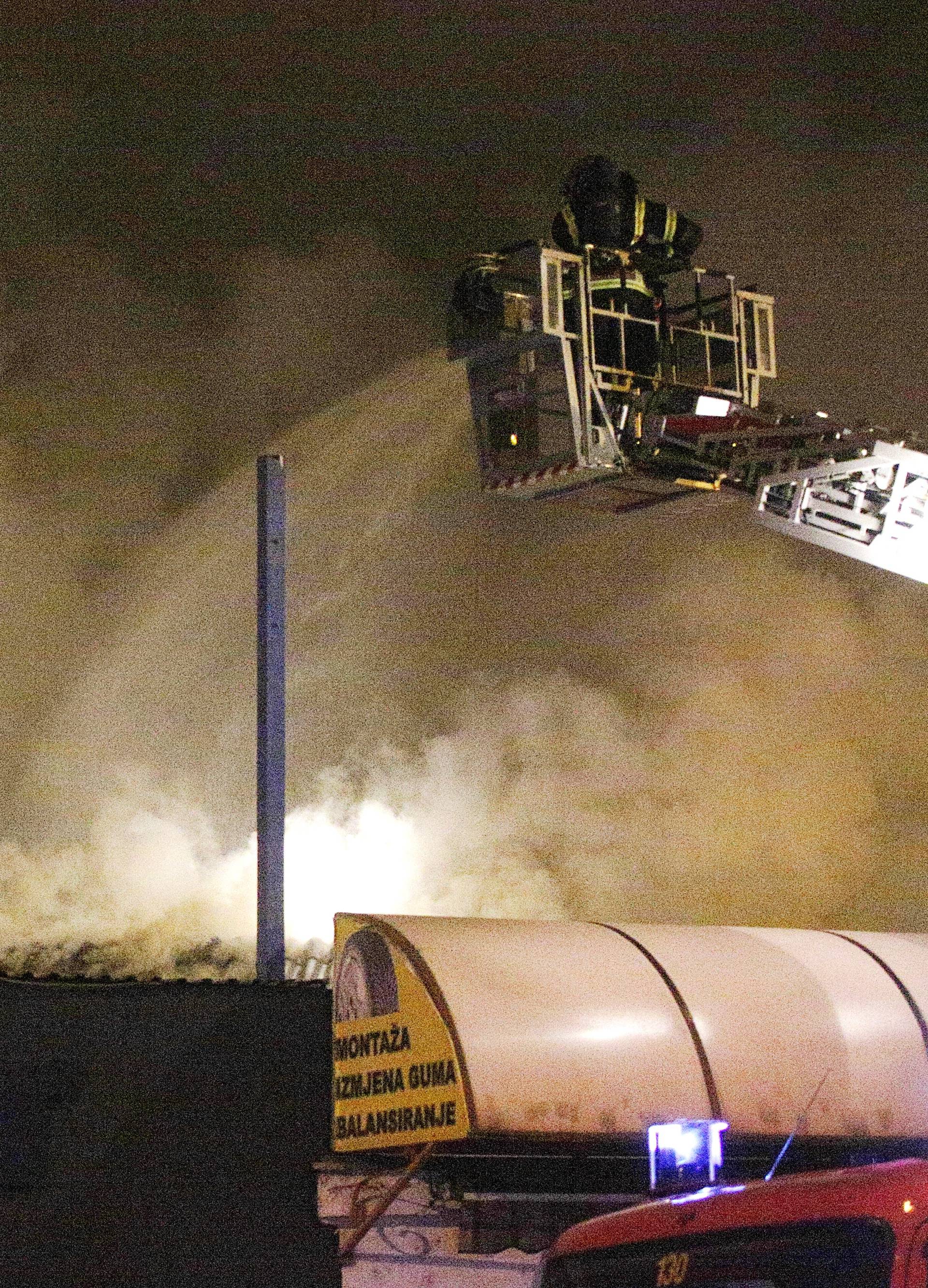 Veliki požar izbio kod Cibone, vatrogasci se bore s plamenom