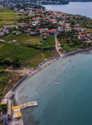 Na plaži Bilin Žal kod Lumbarde svatko može pronaći svoj komadić raja