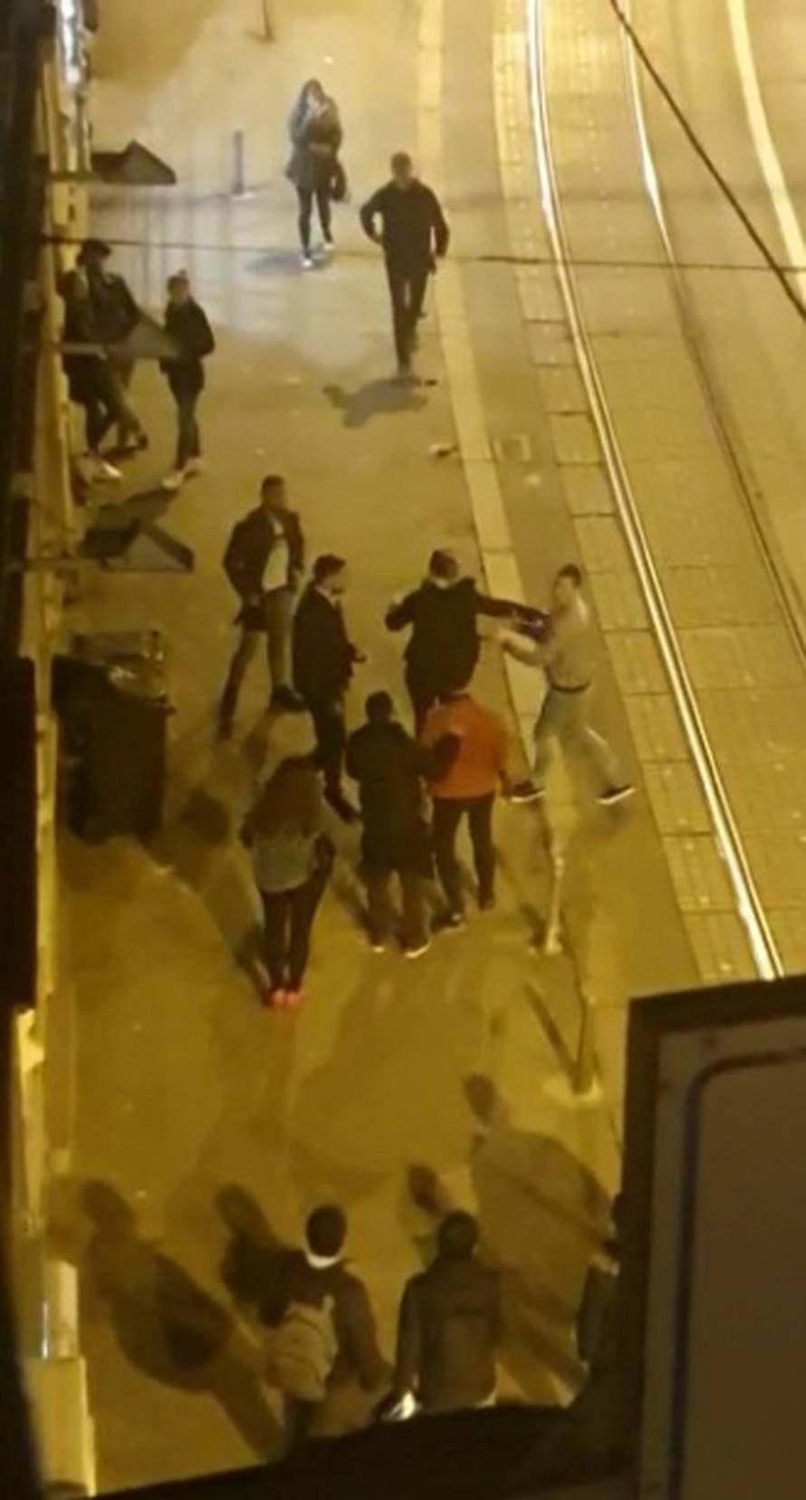 U centru Zagreba mlatili dečka, nisu stali ni kad je djevojka molila da stanu, jer je bolestan