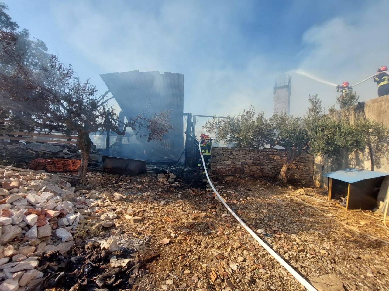 Dva požara na Braču: Izgorjela farma iznad uvale Trstena. Kod Ložišća gorjelo raslinje i vozilo