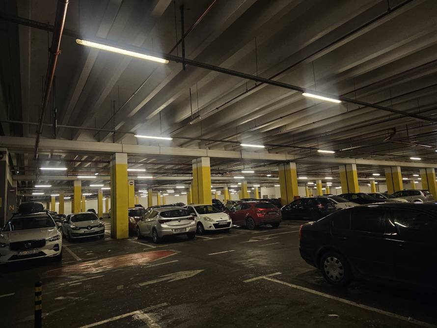 FOTO U dućanima po desetak kupaca: 'Malo me je sram, ali što je tu je. Moram danas jesti'