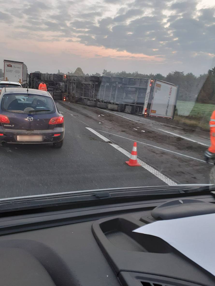Kilometarska kolona na A4: Kod Svete Helene prevrnut kamion