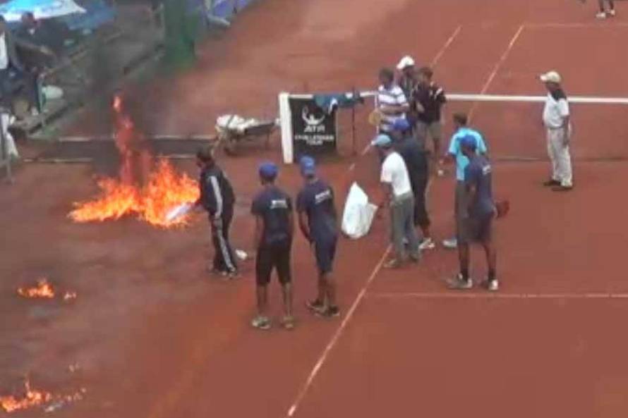 Vruća atmosfera u Casablanci: Teniski teren polili benzinom!