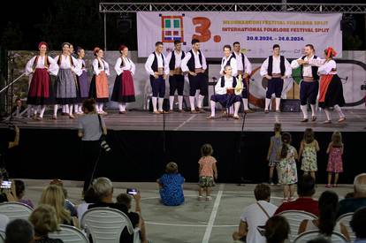 FOTO Folklorne grupe iz cijelog svijeta zaplesale u Podstrani