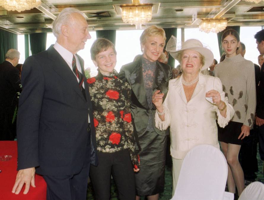 Zagreb: 03.11.2001., vjen?anje Žuži Jelinek i Milorada Ronkulina