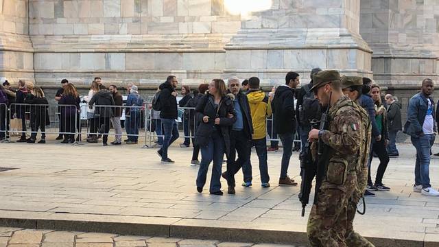 Na Piazzi Duomo je mnoštvo policije, čak i naoružana vojska