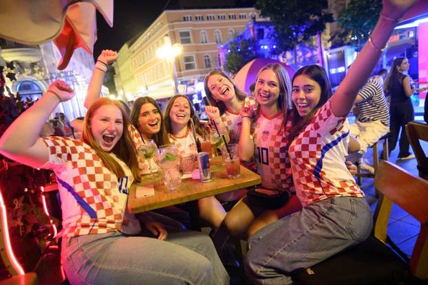 Zagreb: Navijači u kafićima čekaju početak utakmice 