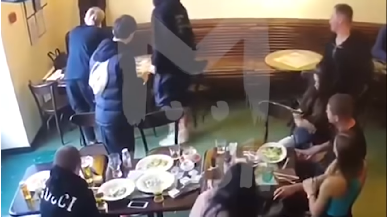Skandal! Ruski reprezentativci pretukli su političara u kafiću
