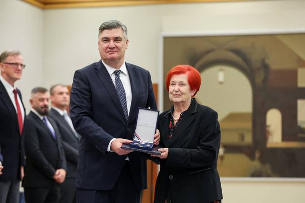 Zagreb: Zoran Milanović uručio odlikovanja i priznanja zaslužnim pojedincima i organizacijama iz područja kulture, znanosti, sporta i gospodarstva