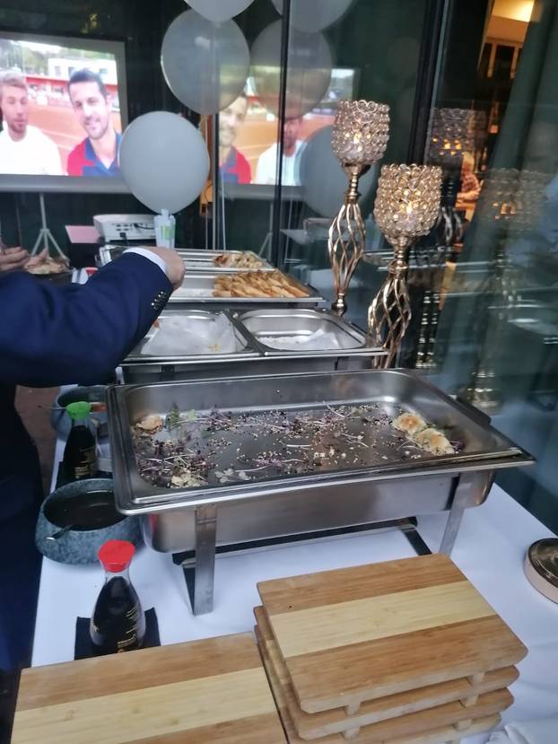 HDZ je servirao sjeckani kulen i krekere, Penava janjetinu i luk, kod Tomaševića nije bilo hrane