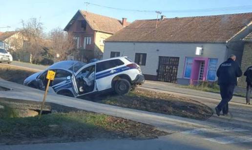 Policijski i osobni auto završili u jarku, vozači  lakše ozlijeđeni