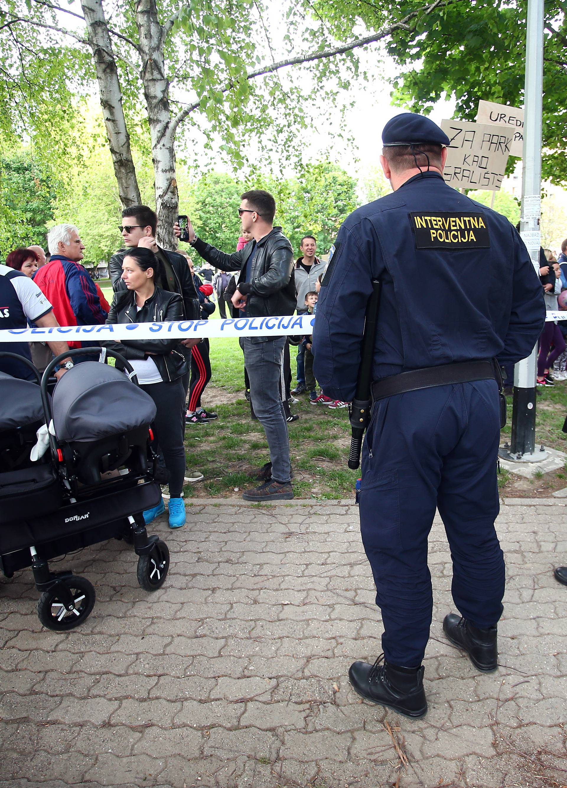 Kaos na Savici: Sukobili se prosvjednici, napali i novinara