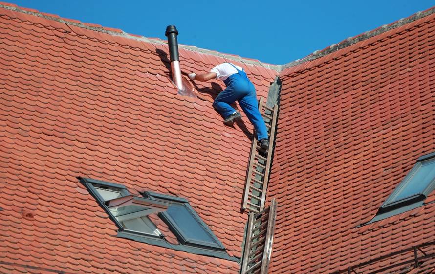 Zagreb: Vrijedan radnik riskira kako bi krovište nakon potresa bilo kao novo