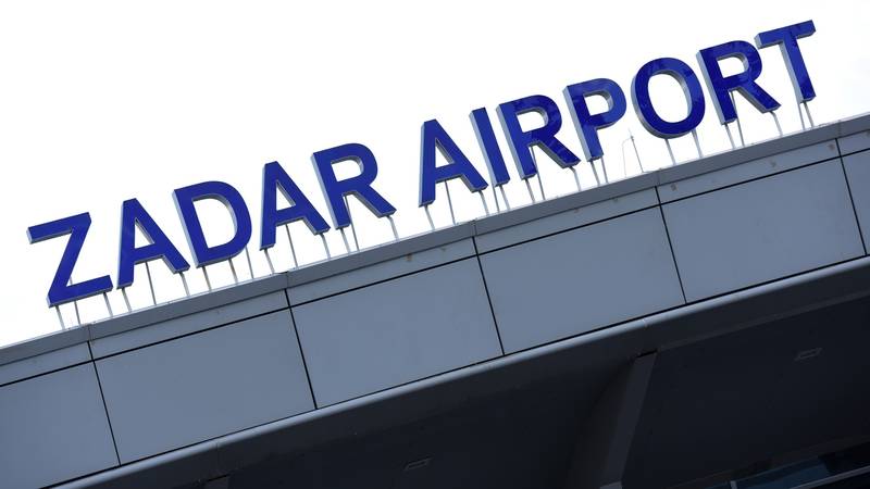 KAOS U AVIONU U ZADRU Pijana Britanka (35) vikala, vrijeđala policiju pa udarila policajku!