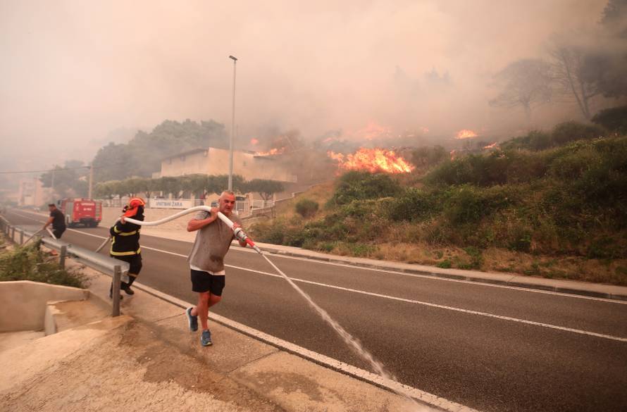 Buknuo veliki požar u Pisku, vatra došla do kuća