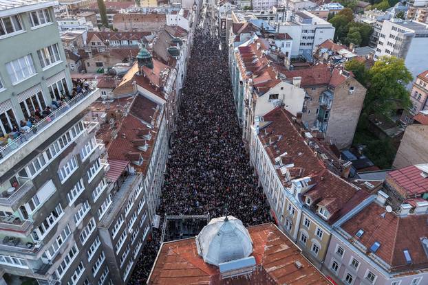 Sarajevo: Pogled iz zraka na okupljanje građana u čast Halidu Bešliću