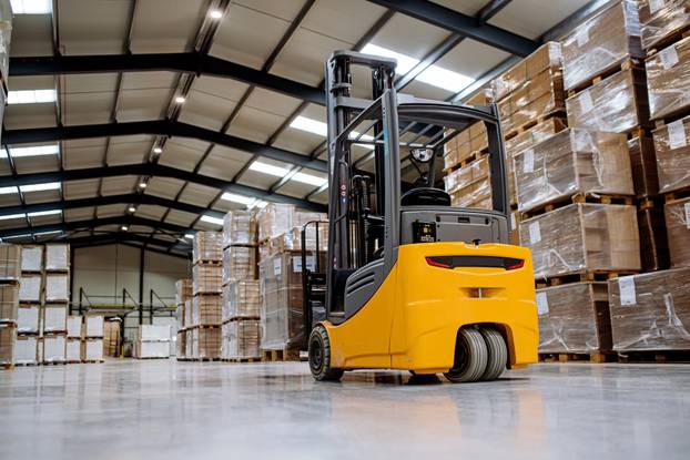 Back,View,Of,Forklift,In,Warehouse,In,The,Middle,Of