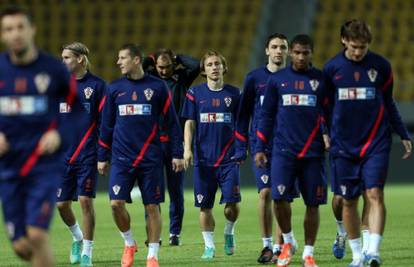 Namrgođeni reprezentativci isprobali su travnjak u Skoplju