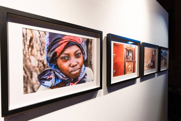 Osijek: Svečano otvorenje izložbe fotografija fotoreporterke Pixsella Emice Elveđi "Srce za Afriku"