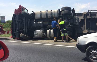 Na autocesti A1 između Jaske i Karlovca prevrnuo se kamion