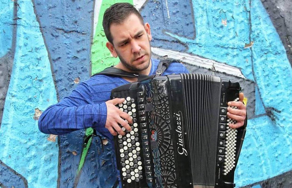 Harmonikaš iz 'Supertalenta' se oženio i objavio fotke sa svadbe