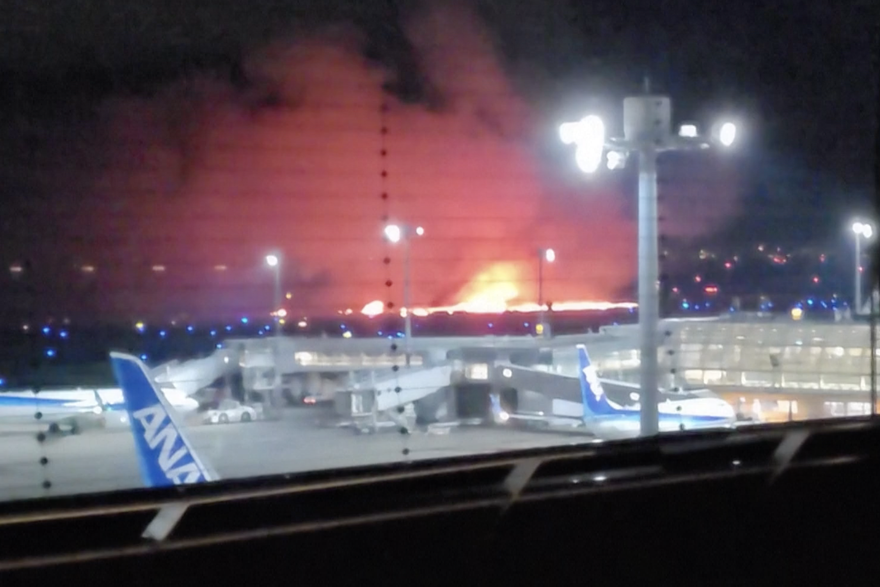očevidac snimio avion koji gori u tokiju