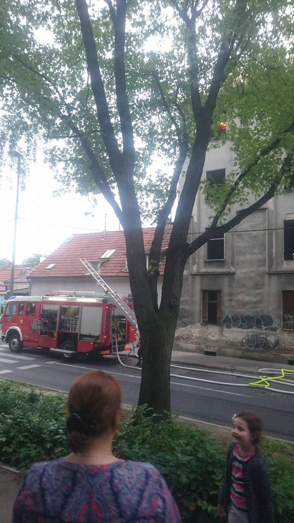 Buknuo požar u napuštenoj zgradi kod Glavnog kolodvora