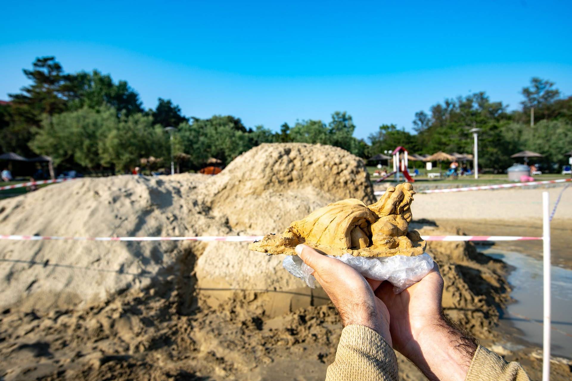 Mitska bića na Rajskoj plaži u Loparu oduševila posjetitelje