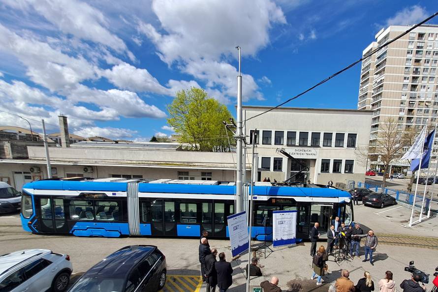 Drugi novi tramvaj u Zagrebu pušten u promet na liniji broj 13