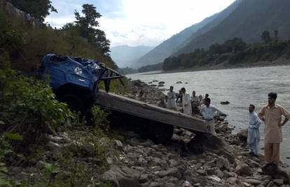 Autobus pun djece pao u rijeku, spasili samo petero