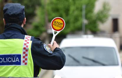 Nezaustavljivi pijanac: Udario u  aute i dva znaka kod Umaga pa se zabio i u rampu na autocesti