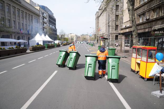 Beograd: Pripreme za trodnevni skup Pokreta za narod i drzavu ispred Narodne skupštine 